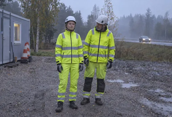 Två personer i varselkläder klass 3 vid bodan i dis