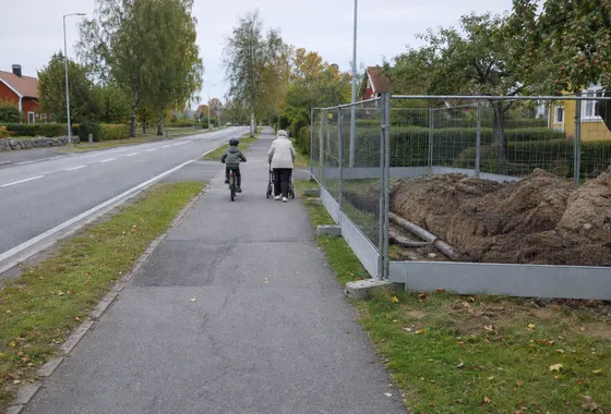 Gång- och cykelbana förbi en avstängd schakt