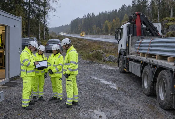 Arbetslaget går igenom arbetsberedningen vid lastbilen