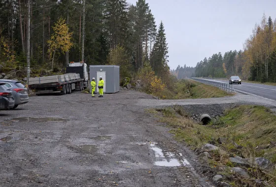 Arbetsplatsen på fredagen med bodan och lastbilen
